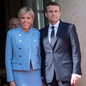 Emmanuel Macron (costume "Jonas & Cie" à 450 Euros) et sa femme Brigitte Macron (Trogneux) (robe prêtée par Louis Vuitton) - Arrivées au palais de l'Elysée à Paris pour la cérémonie d'investiture d'E. Macron, nouveau président de la République, le 14 mai 2017. © Cyril Moreau/Bestimage