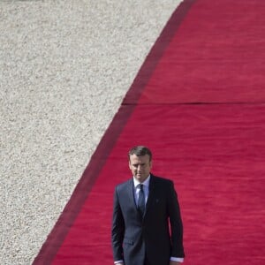 Le président élu Emmanuel Macron (costume Jonas & Cie) raccompagne le président sortant lors de la cérémonie de passation de pouvoir entre François Hollande et Emmanuel Macron au palais de l'Elysée à Paris, le 14 mai 2017. © Eliot Blondet/Pool/Bestimage