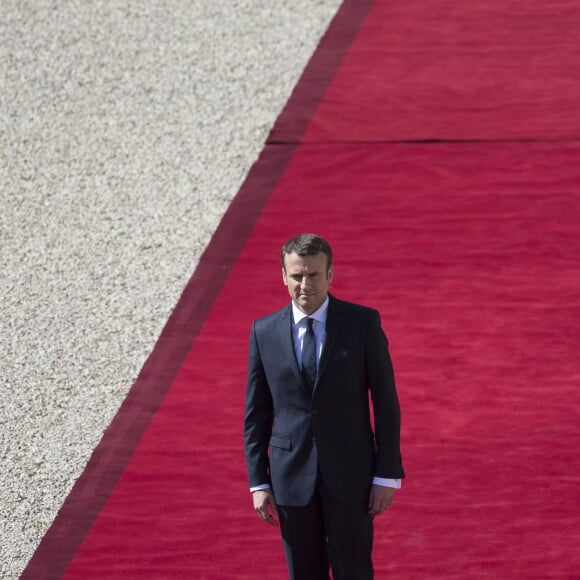 Le président élu Emmanuel Macron (costume Jonas & Cie) raccompagne le président sortant lors de la cérémonie de passation de pouvoir entre François Hollande et Emmanuel Macron au palais de l'Elysée à Paris, le 14 mai 2017. © Eliot Blondet/Pool/Bestimage