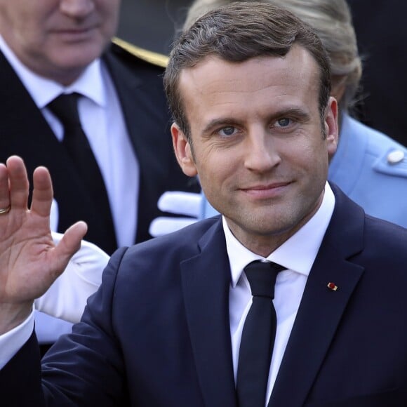 A. Hidalgo reçoit Emmanuel Macron (costume "Jonas & Cie") lors d'une cérémonie à l'Hôtel de Ville de Paris le 14 mai 2017 © Zumapress / Bestimage