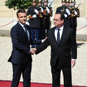 Emmanuel Macron (costume "Jonas & Cie") et François Hollande lors de la passation de pouvoir entre E.Macron et F.Hollande au palais de l'Elysée à Paris le 14 mai 2017. © Lionel Urman / Bestimage
