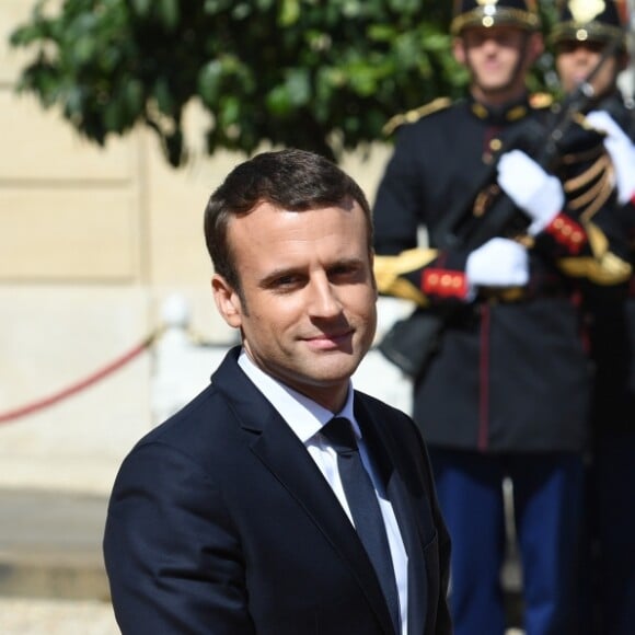 Emmanuel Macron (costume "Jonas & Cie") et François Hollande lors de la passation de pouvoir entre E.Macron et F.Hollande au palais de l'Elysée à Paris le 14 mai 2017. © Lionel Urman / Bestimage