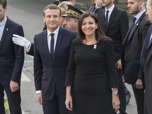 Anne Hidalgo et Emmanuel Macron (costume "Jonas & Cie") - Cérémonie à l'Hôtel de Ville de Paris, le 14 mai 2017. © Pierre Perusseau/Bestimage