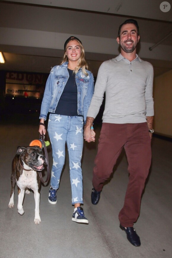 Exclusif - Kate Upton et son fiancé Justin Verlander promènent leur chien à Los Angeles, le 2 novembre 2017.