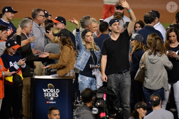 Kate Upton avec son compagnon Justin Verlander au match des Dodgers Astros' Game 7 au Dodger Stadium à Los Angeles quelques jours avant leur mariage, le 1er novembre 2017