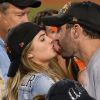 Kate Upton embrasse son compagnon Justin Verlander au match des Dodgers Astros' Game 7 au Dodger Stadium à Los Angeles quelques jours avant leur mariage, le 1er novembre 2017