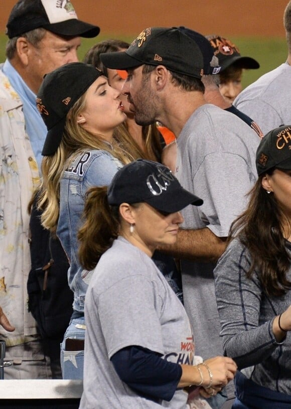 Kate Upton embrasse son compagnon Justin Verlander au match des Dodgers Astros' Game 7 au Dodger Stadium à Los Angeles quelques jours avant leur mariage, le 1er novembre 2017