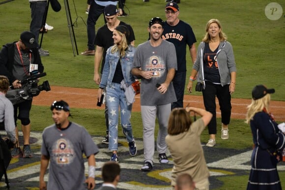 Kate Upton avec son compagnon Justin Verlander au match des Dodgers Astros' Game 7 au Dodger Stadium à Los Angeles quelques jours avant leur mariage, le 1er novembre 2017
