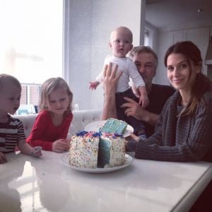 Hilaria Baldwin révèle le sexe de son bébé sur Instagram, auprès de son mari Alec Baldwin et de leurs trois autres enfants. Novembre 2017