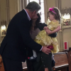 Alec Baldwin redemandant la main de son épouse Hilaria en présence de leur fille Carmen, à New York le 19 avril 2017
