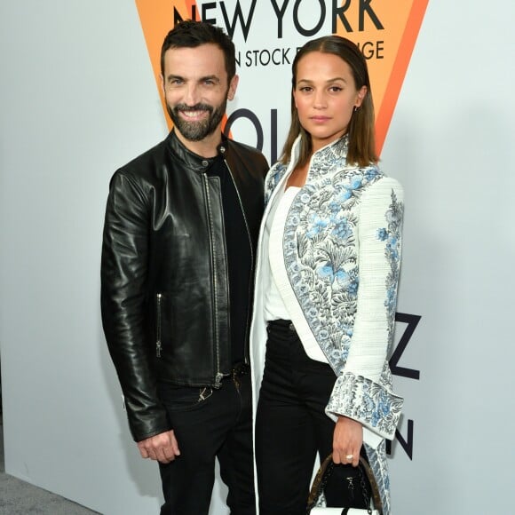 Nicolas Ghesquière et Alicia Vikander au vernissage de l'exposition “Volez, Vogez, Voyagez – Louis Vuitton” à New York. Le 26 octobre 2017.