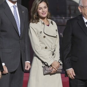 Le roi Felipe VI et la reine Letizia d'Espagne ont accueilli le président israélien Reuven Rivlin et sa femme Nechama Rivlin au palais royal à Madrid le 6 novembre 2017, où étaient organisées les cérémonies de bienvenue.