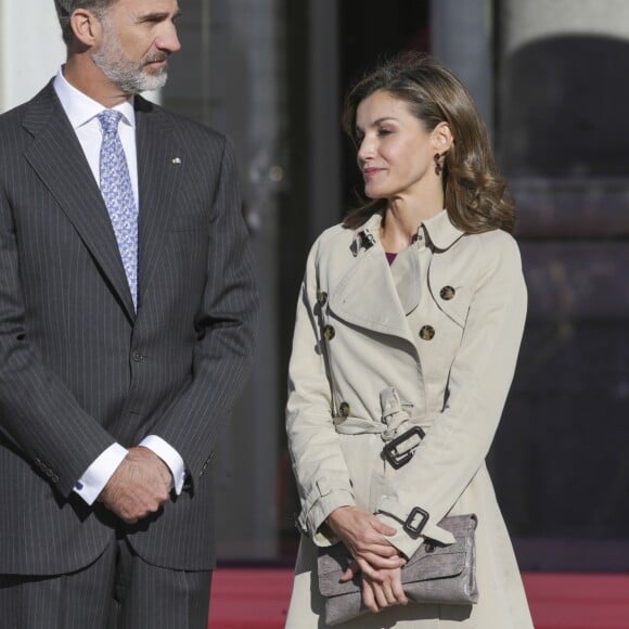 Le roi Felipe VI et la reine Letizia d'Espagne ont accueilli le président israélien Reuven Rivlin et sa femme Nechama Rivlin au palais royal à Madrid le 6 novembre 2017, où étaient organisées les cérémonies de bienvenue.