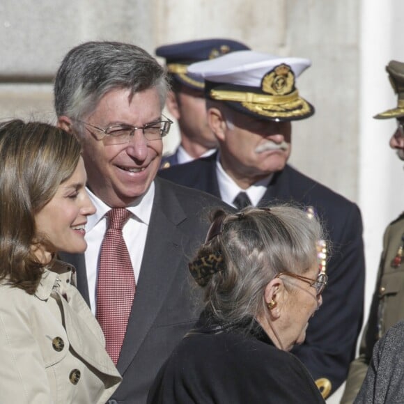 Le roi Felipe VI et la reine Letizia d'Espagne ont accueilli le président israélien Reuven Rivlin et sa femme Nechama Rivlin au palais royal à Madrid le 6 novembre 2017, où étaient organisées les cérémonies de bienvenue.