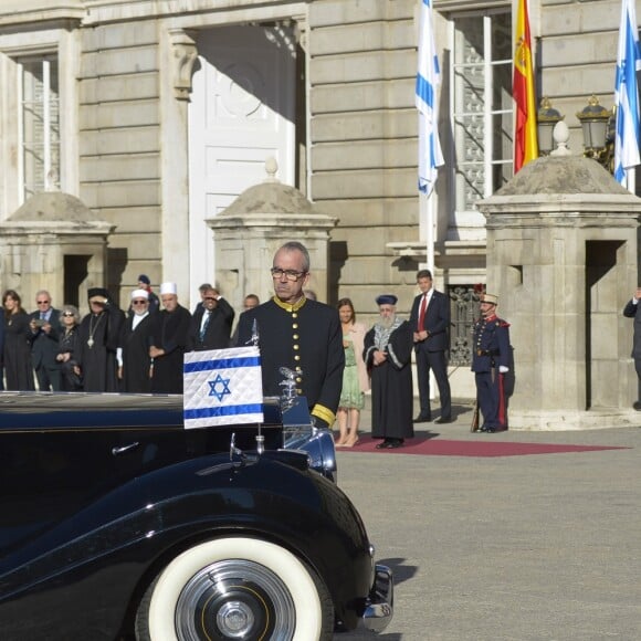 Le roi Felipe VI et la reine Letizia d'Espagne ont accueilli le président israélien Reuven Rivlin et sa femme Nechama Rivlin au palais royal à Madrid le 6 novembre 2017, où étaient organisées les cérémonies de bienvenue.