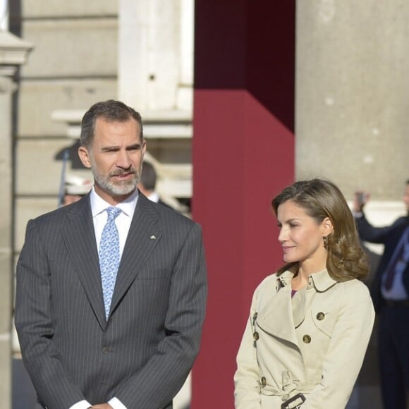 Le roi Felipe VI et la reine Letizia d'Espagne ont accueilli le président israélien Reuven Rivlin et sa femme Nechama Rivlin au palais royal à Madrid le 6 novembre 2017, où étaient organisées les cérémonies de bienvenue.