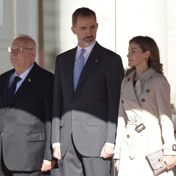 Le roi Felipe VI et la reine Letizia d'Espagne ont accueilli le président israélien Reuven Rivlin et sa femme Nechama Rivlin au palais royal à Madrid le 6 novembre 2017, où étaient organisées les cérémonies de bienvenue.