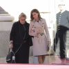 Le roi Felipe VI et la reine Letizia d'Espagne, qui donne ici le bras à la première dame israélienne munie de son dispositif d'oxygène portable, ont accueilli le président israélien Reuven Rivlin et sa femme Nechama Rivlin au palais royal à Madrid le 6 novembre 2017, où étaient organisées les cérémonies de bienvenue.