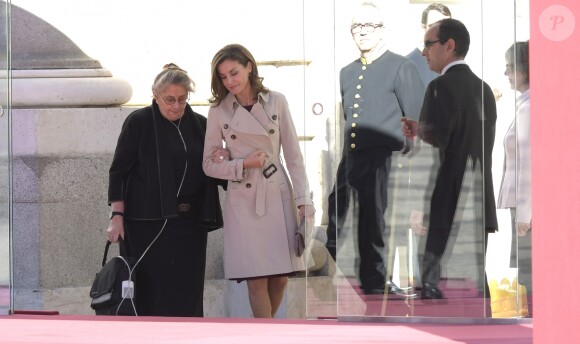 Le roi Felipe VI et la reine Letizia d'Espagne, qui donne ici le bras à la première dame israélienne munie de son dispositif d'oxygène portable, ont accueilli le président israélien Reuven Rivlin et sa femme Nechama Rivlin au palais royal à Madrid le 6 novembre 2017, où étaient organisées les cérémonies de bienvenue.