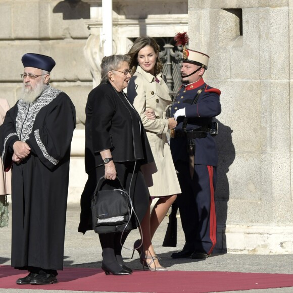Le roi Felipe VI et la reine Letizia d'Espagne ont accueilli le président israélien Reuven Rivlin et sa femme Nechama Rivlin au palais royal à Madrid le 6 novembre 2017, où étaient organisées les cérémonies de bienvenue.
