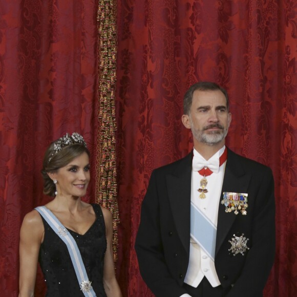 Le roi Felipe VI et la reine Letizia d'Espagne donnaient le 6 novembre 2017 au palais royal à Madrid un dîner de gala en l'honneur du président de l'Etat d'Israël Reuven Rivlin et sa femme Nechama Rivlin, en visite officielle pour fêter 30 ans de relations diplomatiques.
