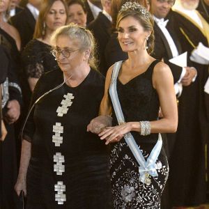 Le roi Felipe VI et la reine Letizia d'Espagne, qui accompagne ici la première dame israélienne équipée de son dispositif d'oxygène portable, donnaient le 6 novembre 2017 au palais royal à Madrid un dîner de gala en l'honneur du président de l'Etat d'Israël Reuven Rivlin et sa femme Nechama Rivlin, en visite officielle pour fêter 30 ans de relations diplomatiques.