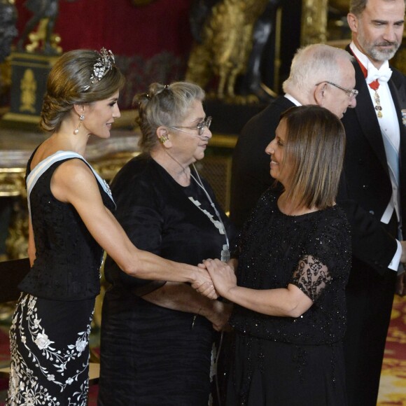 Le roi Felipe VI et la reine Letizia d'Espagne donnaient le 6 novembre 2017 au palais royal à Madrid un dîner de gala en l'honneur du président de l'Etat d'Israël Reuven Rivlin et sa femme Nechama Rivlin, en visite officielle pour fêter 30 ans de relations diplomatiques.