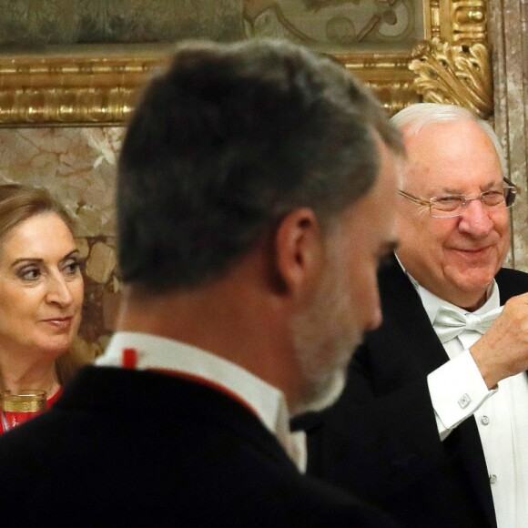 Le roi Felipe VI et la reine Letizia d'Espagne donnaient le 6 novembre 2017 au palais royal à Madrid un dîner de gala en l'honneur du président de l'Etat d'Israël Reuven Rivlin et sa femme Nechama Rivlin, en visite officielle pour fêter 30 ans de relations diplomatiques.