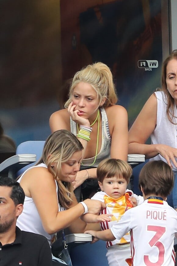 Shakira (compagne Gerard Piqué), ses fils Sasha et Milan et Montserrat Bernabeu (mère de Gerard Piqué) lors des 8ème de finale de l'UEFA Euro 2016 Italie-Espagne au Stade de France, le 27 juin 2016. © Cyril Moreau/Bestimage