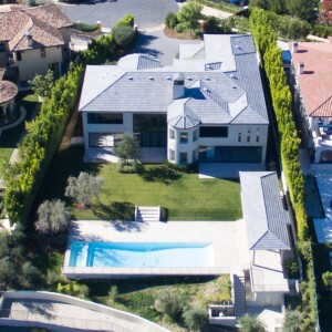 La maison de Kim Kardashian et Kanye West située à Bel Air et achetée en 2013 pour 9 millions de dollars. Le couple a entrepris de nombreux travaux pour rénover cette demeure composée de cinq chambres et sept salles de bain. Selon TMZ, Kimye vient de s'offrir une jolie plus-value en vendant la propriété pour 17,8 millions de dollars.