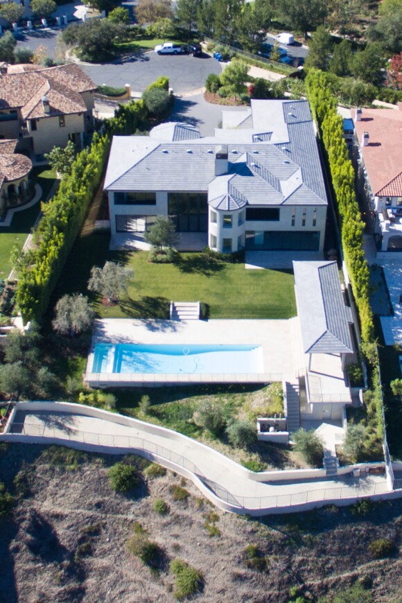 La maison de Kim Kardashian et Kanye West située à Bel Air et achetée en 2013 pour 9 millions de dollars. Le couple a entrepris de nombreux travaux pour rénover cette demeure composée de cinq chambres et sept salles de bain. Selon TMZ, Kimye vient de s'offrir une jolie plus-value en vendant la propriété pour 17,8 millions de dollars.