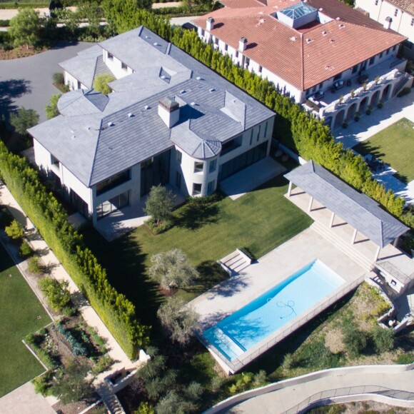 La maison de Kim Kardashian et Kanye West située à Bel Air et achetée en 2013 pour 9 millions de dollars. Le couple a entrepris de nombreux travaux pour rénover cette demeure composée de cinq chambres et sept salles de bain. Selon TMZ, Kimye vient de s'offrir une jolie plus-value en vendant la propriété pour 17,8 millions de dollars.