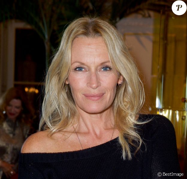 Semi-exclusif - Estelle Lefébure - Dîner de gala du 71ème anniversaire des amis de CARE, organisé par l'ONG CARE France et DIOR, à l'hôtel The Peninsula Paris à Paris, France, le 9 octobre 2017. Partenaires depuis quinze ans, DIOR et CARE ont célébré les 71 ans de l’association accompagnés par de nombreux amis et célébrités. Ce rendez-vous parisien permet de collecter des dons pour soutenir les programmes de lutte contre la pauvreté et de défense des droits des victimes de catastrophes naturelles et de conflits.© Julio Piatti/Bestimage