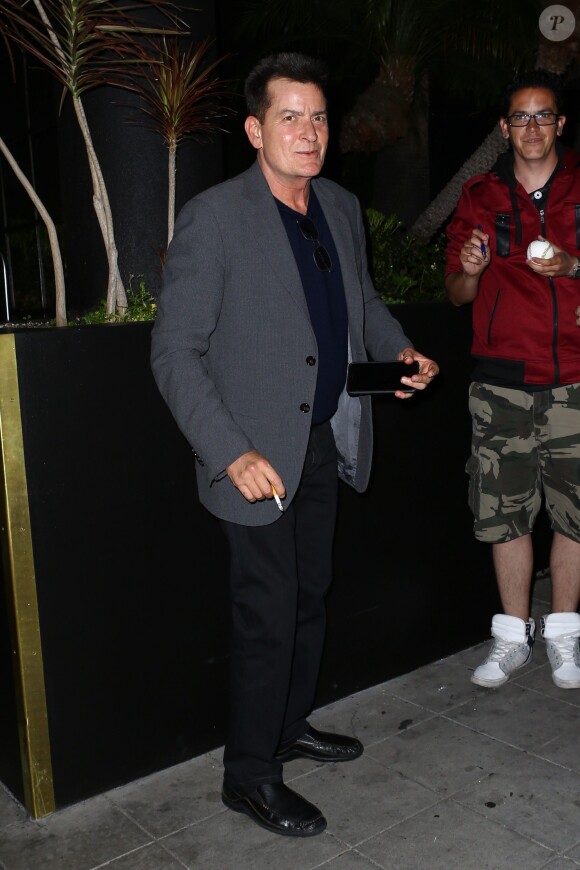 Charlie Sheen arrive au Roosevelt Hotel à Los Angeles le 4 mai 2017.
