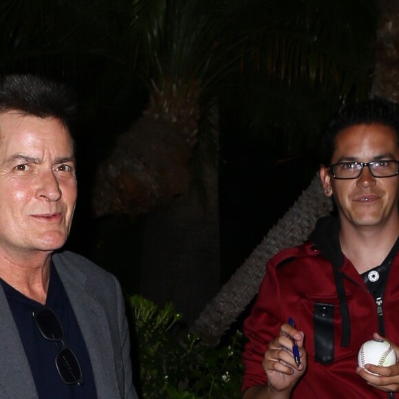 Charlie Sheen arrive au Roosevelt Hotel à Los Angeles le 4 mai 2017.