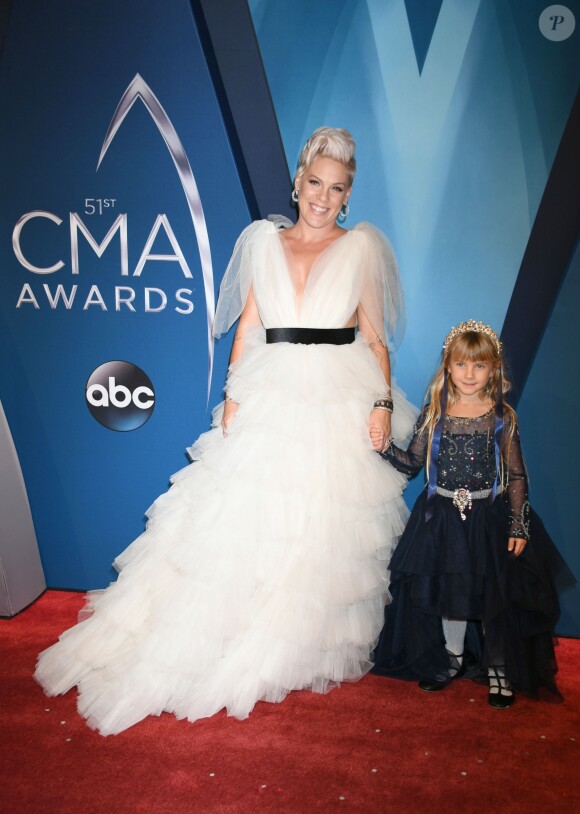 Pink (Alecia Moore) et son fils Willow Sage Hart lors de la 51ème édition des Country Music Awards (CMA) au Music City Center à Nashville, le 8 novembre 2017. © Laura Farr/AdMedia via Zuma Press/Bestimage