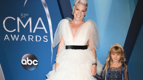 Pink : Tapis rouge craquant avec son adorable Willow aux CMA Awards 2017