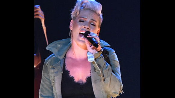 Pink interprétant son tube "Barbies" aux CMA Awards le 8 novembre 2017