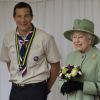 La reine Elisabeth II et Bear Grylls assistent à la parade des scouts au château de Windsor. Avril 2012.