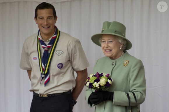 La reine Elisabeth II et Bear Grylls assistent à la parade des scouts au château de Windsor. Avril 2012.