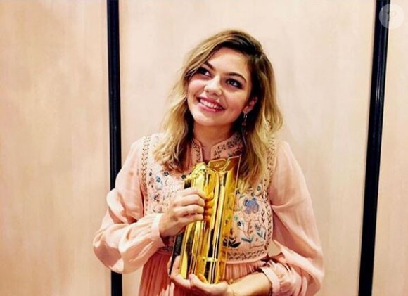 Louane pose avec son trophée NRJ Music Award. Instagram, novembre 2017