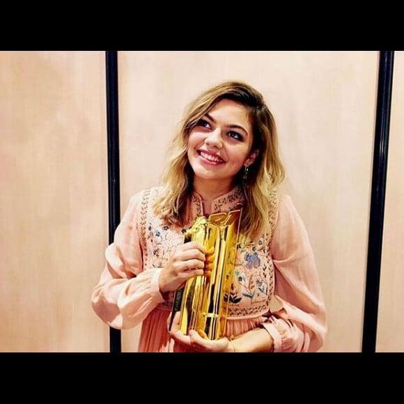 Louane pose avec son trophée NRJ Music Award. Instagram, novembre 2017