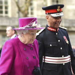 La reine Elisabeth II visite la galerie Joseph Hotung du British Museum pour sa réouverture à Londres le 8 novembre 2017.