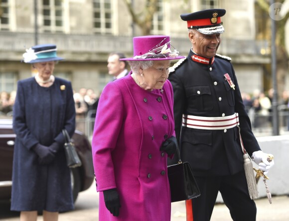 La reine Elisabeth II visite la galerie Joseph Hotung du British Museum pour sa réouverture à Londres le 8 novembre 2017.