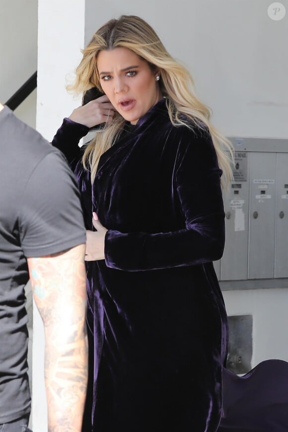 Khloe Kardashian enceinte se balade dans les rues de Los Angeles, le 8 novembre 2017
