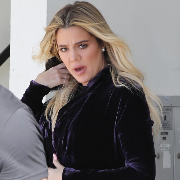 Khloe Kardashian enceinte se balade dans les rues de Los Angeles, le 8 novembre 2017