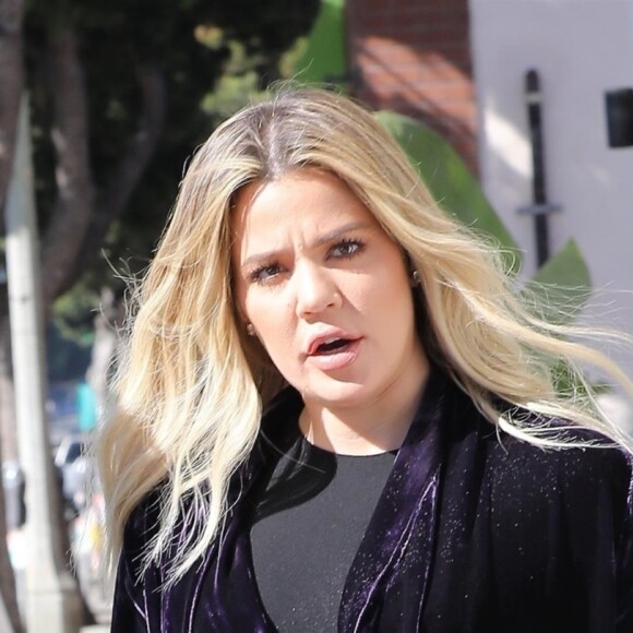 Khloe Kardashian enceinte se balade dans les rues de Los Angeles, le 8 novembre 2017