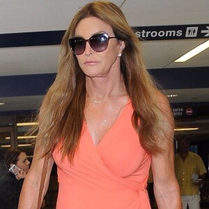 Exclusif - Caitlyn Jenner et sa compagne Candis Cayne arrivent à l'aéroport de Los Angeles (LAX) le 29 octobre 2017.