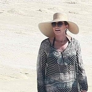 Exclusif - Caitlyn Jenner profite d'une belle journée ensoleillé avec son amie Candis Cayne sur une plage à Los Cabos au Mexique, le 29 octobre 2017
