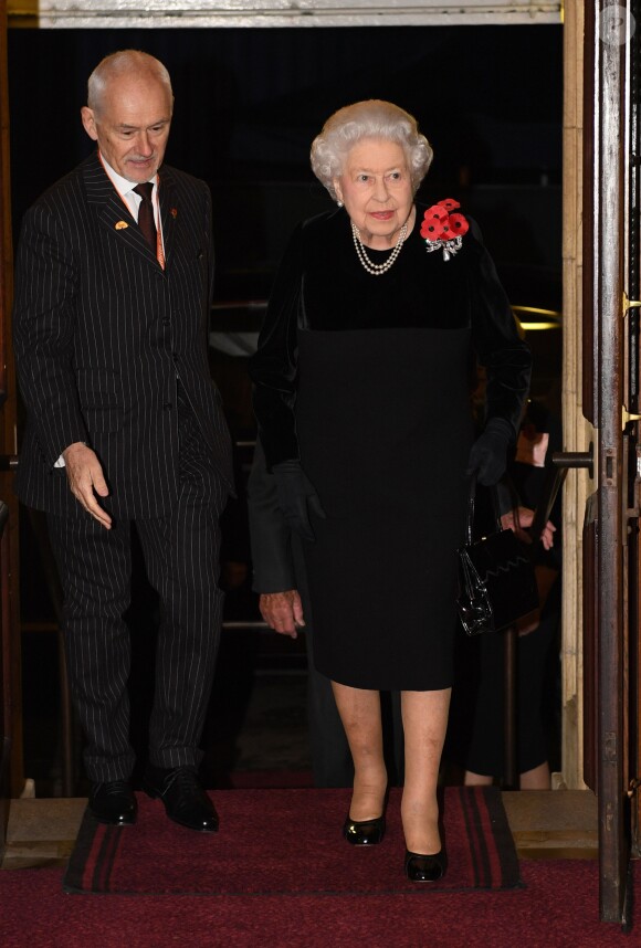 La reine Elizabeth II arrive dans la loge royale lors du Festival of Remembrance 2017 pour la commémoration du 11 novembre, au Royal Albert Hall à Londres le 11 novembre 2017.